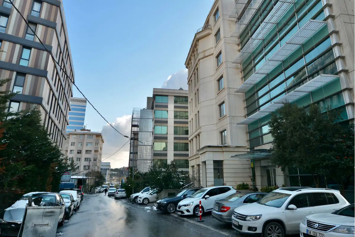 BOSTANCI KOSİFLER PLAZAYA KOMŞU SATILIK 1.500 M2 PLAZA 2