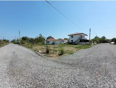 REMAX SEVCAN GÜRLEVİKTEN DEREKÖY SAHİLDE SATILIK KÖŞE PARSEL VİLLA ARSASI