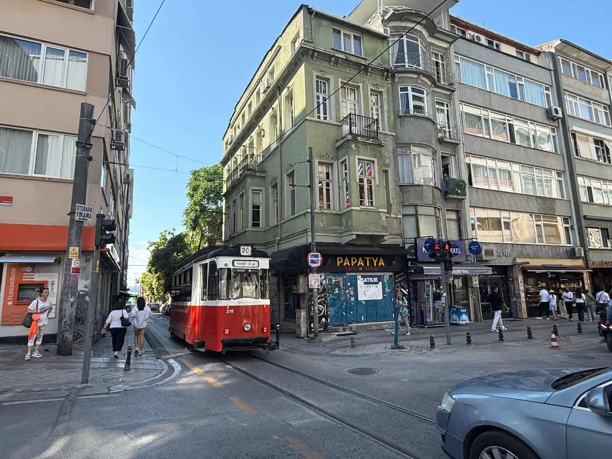 MODA CADDESI ÜZERINDE KÖŞE PARSEL SATILIK TARIHI BINA
