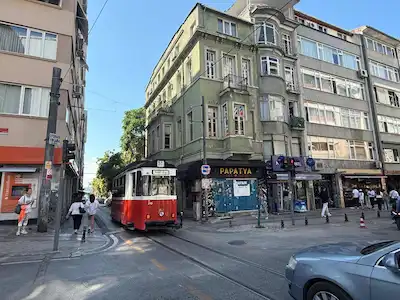 MODA CADDESI ÜZERINDE KÖŞE PARSEL SATILIK TARIHI BINA