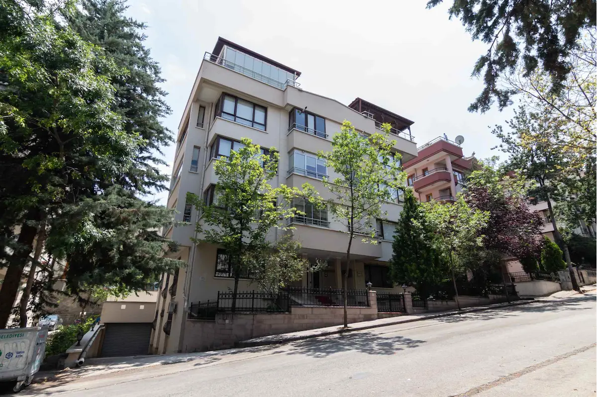 ÇANKAYA HİLAL MAH.’DE 4+1 | 130 M² NET | 3 CEPHELİ, BALKONLU, KAT MÜLKİYETLİ