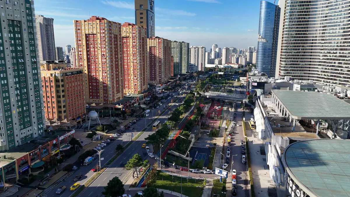 ATAŞEHİR’DE 4 TAPULU 200M² KAPALI ALAN + 75M² TERASLI HAZIR KİRACILI DÜKKAN
