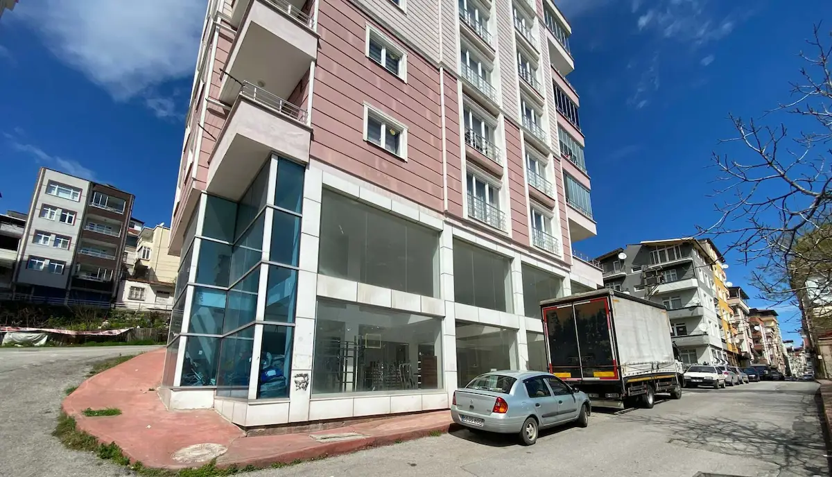 KADİFEKALE’DE DOĞU-GÜNEY CEPHELİ, SIFIR, TAPULU KİRALIK DÜKKAN | 45.000 TL