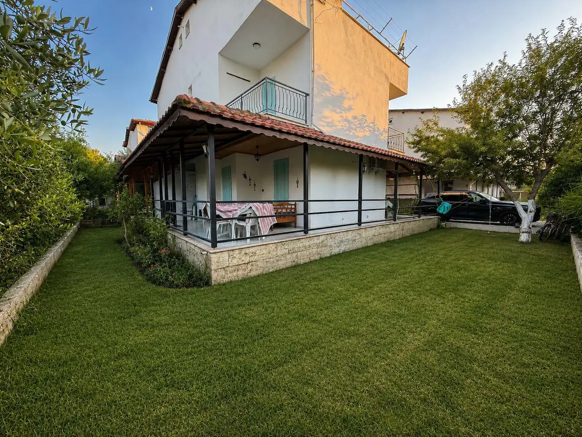 YAREN SITESI'NDE KIRALIK KÖŞE KONUMLU, BAHÇELI YAZLIK