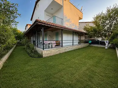 YAREN SITESI'NDE KIRALIK KÖŞE KONUMLU, BAHÇELI YAZLIK