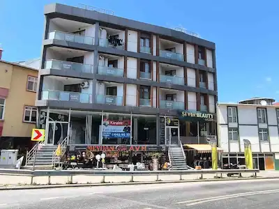 ÇEKMEKÖY MEHMET AKİF MAH.’DE CADDE ÜZERİ KİRALIK BOŞ DÜKKAN 