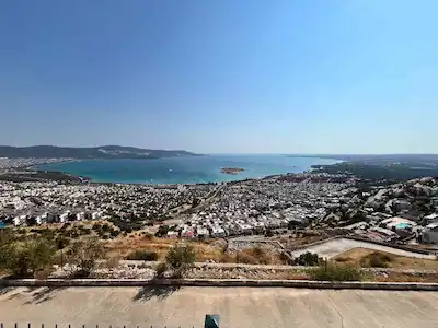 FULL DENİZ MANZARALI AKBÜK'TE SİTE İÇİNDE 3+2 BAHÇE KATI DUBLEKS