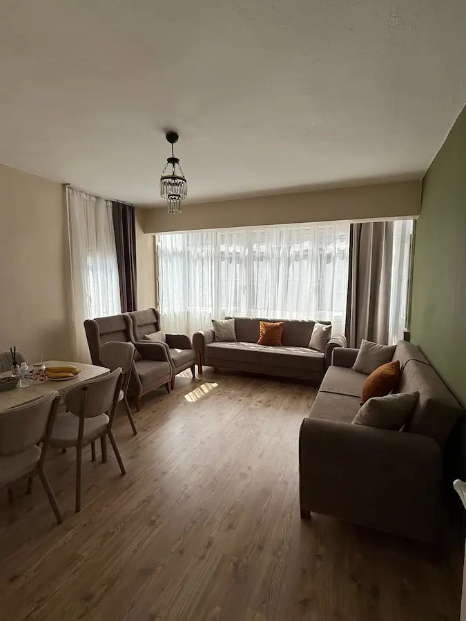 HOR HOR CADDESİ ÜZERİNDE BAKIMLI EŞYALİ 2+1 KURALİK DAİRE