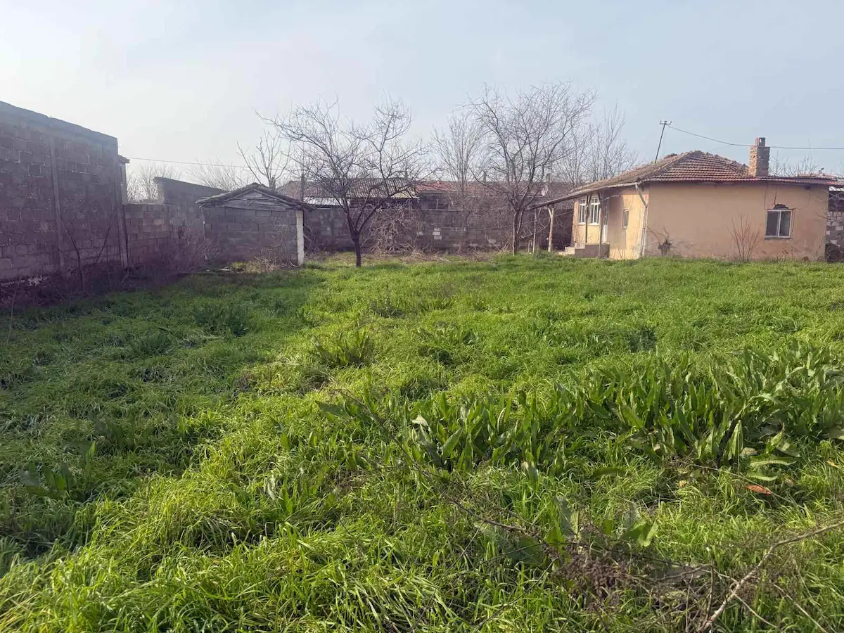 REMAX ADVANTAGE'DAN İÇİNDE KÖY EVİ BULUNAN SATILIK ARSA