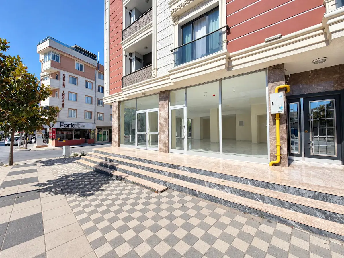 İSTİKLAL CADDESİ ÜZERİ GENIŞ CEPHELI TABELA DEĞERI YÜKSEL KIRALIK DÜKKAN