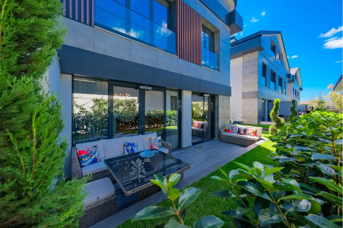 ZEKERIYAKÖY'DE SATILIK | MIMARI TASARIMIYLA ÖNE ÇIKAN İKIZ VILLA