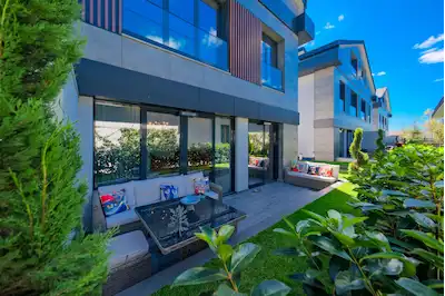 ZEKERIYAKÖY'DE SATILIK | MIMARI TASARIMIYLA ÖNE ÇIKAN İKIZ VILLA