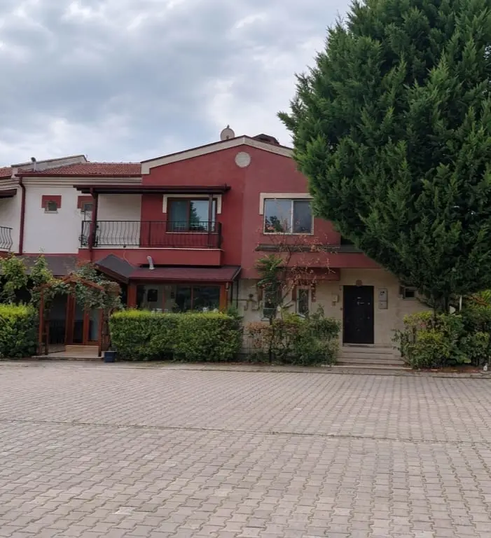 RE/MAX MOD'DAN ŞEKER MAH. SIRAEVLER'DE BAHÇELİ KİRALIK DUBLEKS