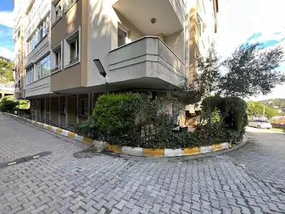 GÜVENLIKLI YÜZME HAVUZLU SITEDE BAHÇE KULLANIMLI 2+1 DAIRE