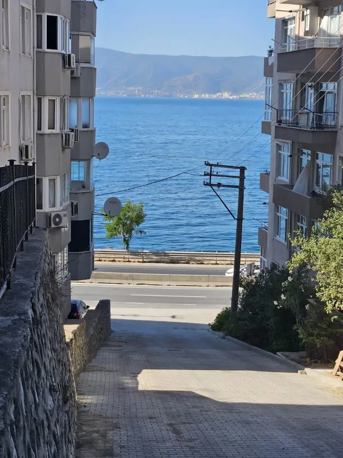 REMAX NATURALDEN HALIDERE  KÖRFEZ MAHALLESİNDE SATILIK ASANSÖRLÜ 3+1 DAİRE