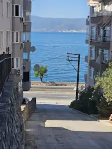 REMAX NATURALDEN HALIDERE KÖRFEZ MAHALLESİNDE SATILIK ASANSÖRLÜ 3+1 DAİRE