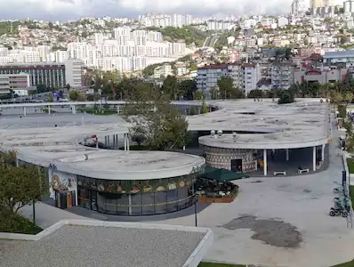 İZMİT MERKEZDE HALDIZ İŞ MERKEZİ’NDE E-5 CEPHELİ 135 M² KİRALIK OFİS