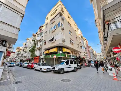46 KARŞIYAKA DONANMACI’DA MERKEZİ KONUMDA SATILIK 3+1 DAİRE