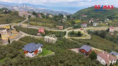 UĞURLU - KARŞIYAKA SINIRINDA DENIZ MANZARALI KARKAS İKIZ VILLA