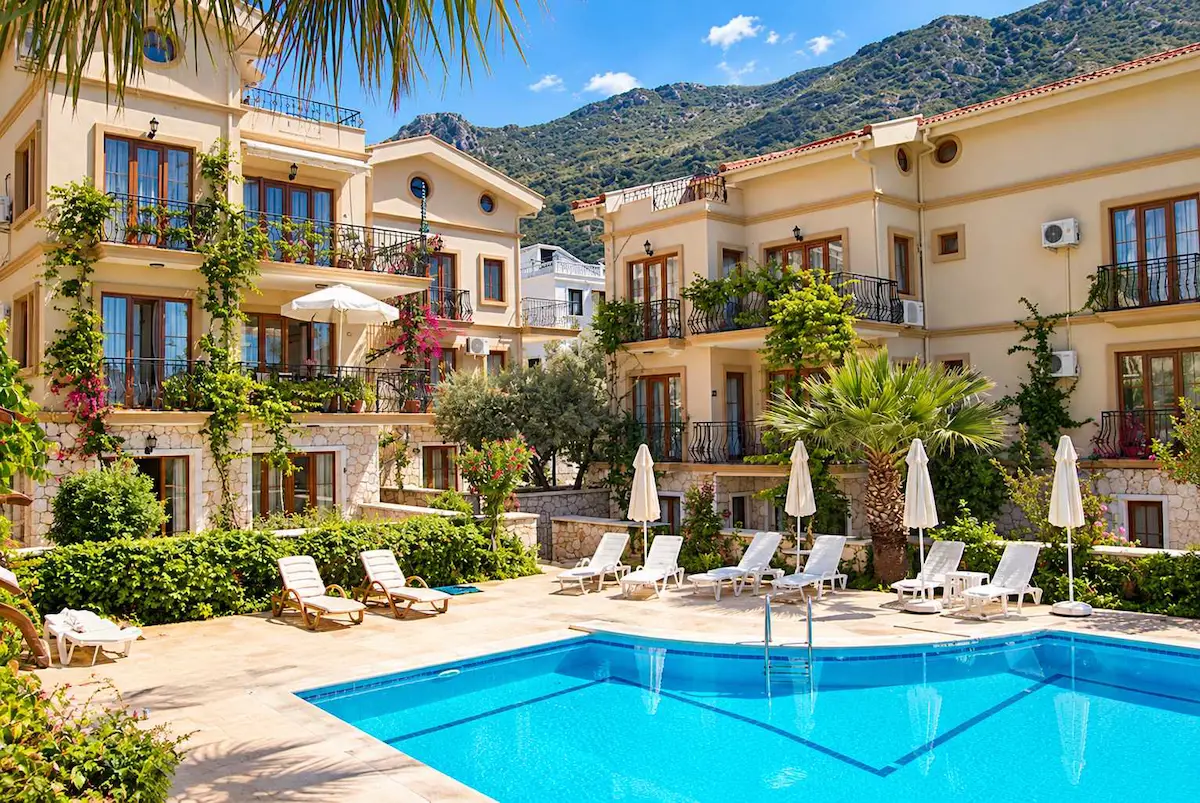 RE/MAX GÜVENCESİYLE KAŞ KALKAN'DA 5 HAVUZLU SİTEDE EŞYALI 1+1