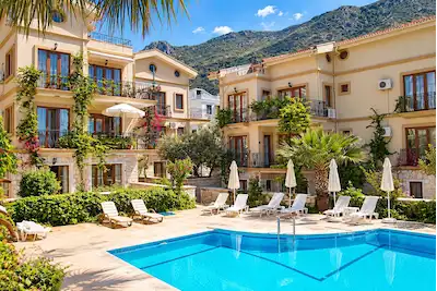 RE/MAX GÜVENCESİYLE KAŞ KALKAN'DA 5 HAVUZLU SİTEDE EŞYALI 1+1
