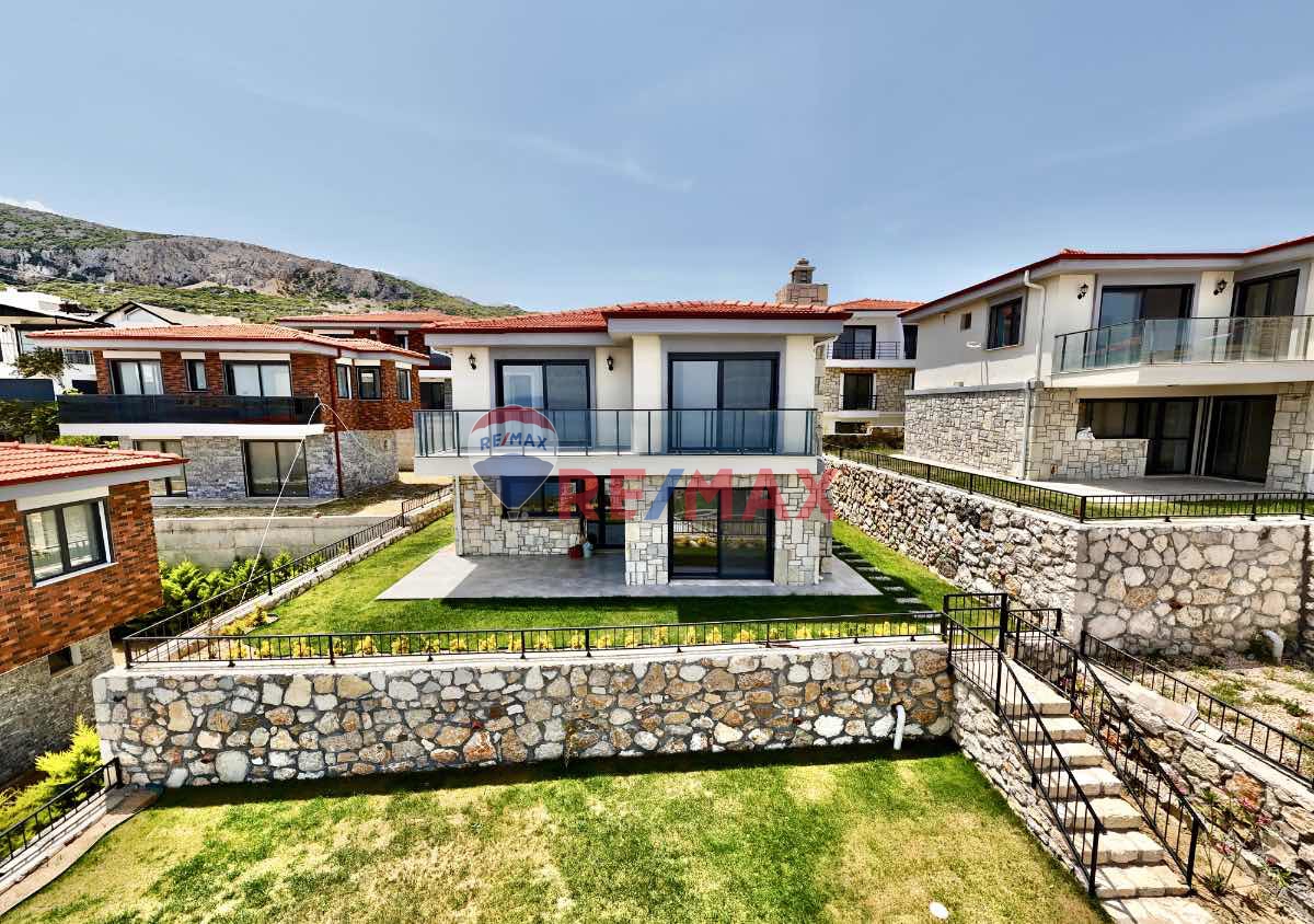 BOZKÖY'DE DENIZ MANZARALI, GENIŞ BAHÇELI, 4+1 MÜSTAKIL VILLA