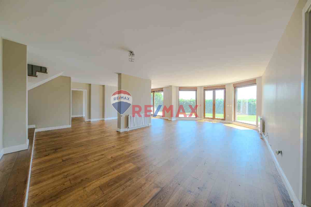 ZEKERİYAKÖY’ÜN MERKEZİNDE KARTAL YUVASI GİBİ KONUMDA LÜKS SATILIK MÜSTAKIL VİLLA!