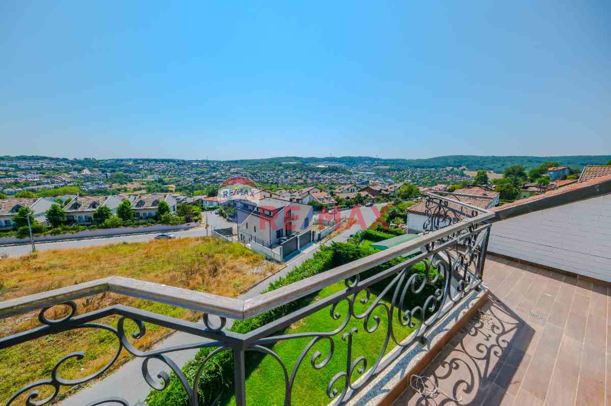 ZEKERİYAKÖY’ÜN MERKEZİNDE KARTAL YUVASI GİBİ KONUMDA LÜKS SATILIK MÜSTAKIL VİLLA!