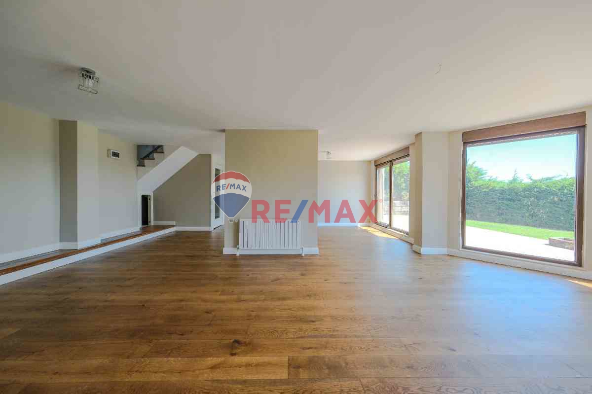 ZEKERİYAKÖY’ÜN MERKEZİNDE KARTAL YUVASI GİBİ KONUMDA LÜKS SATILIK MÜSTAKIL VİLLA!