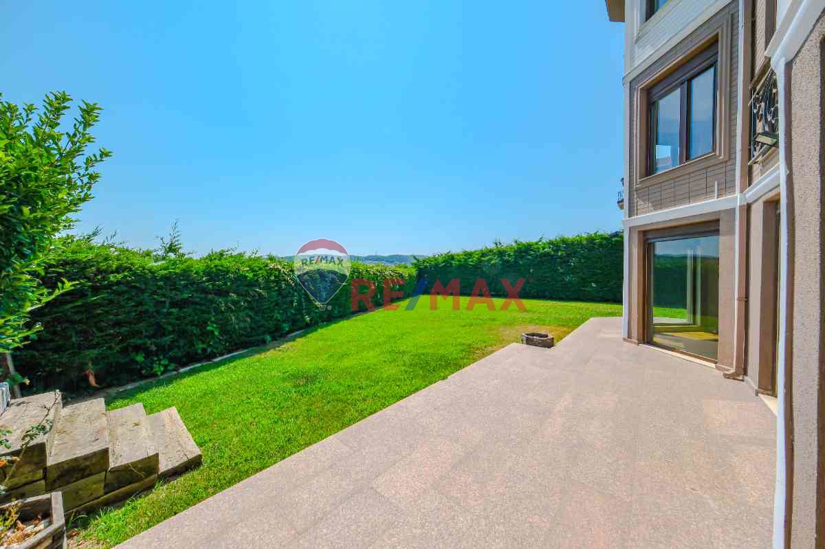 ZEKERİYAKÖY’ÜN MERKEZİNDE KARTAL YUVASI GİBİ KONUMDA LÜKS SATILIK MÜSTAKIL VİLLA!