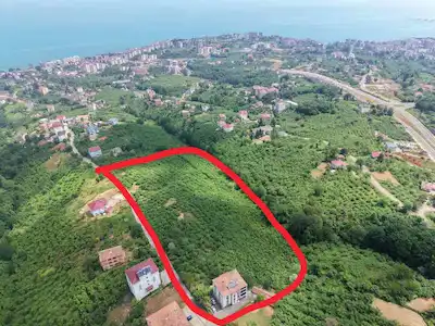 ÇİMENLİ'DE GÜNEY ÇEVRE YOLUNA YAKIN DENİZ MANZARALI EĞİMİ AZ