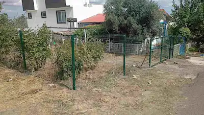 TEKIRDAĞ TOPAĞAÇ MAH. MADENLER CAD. YEŞIL TEL ILE ÇEVRILI VE KULÜBELI ARSA