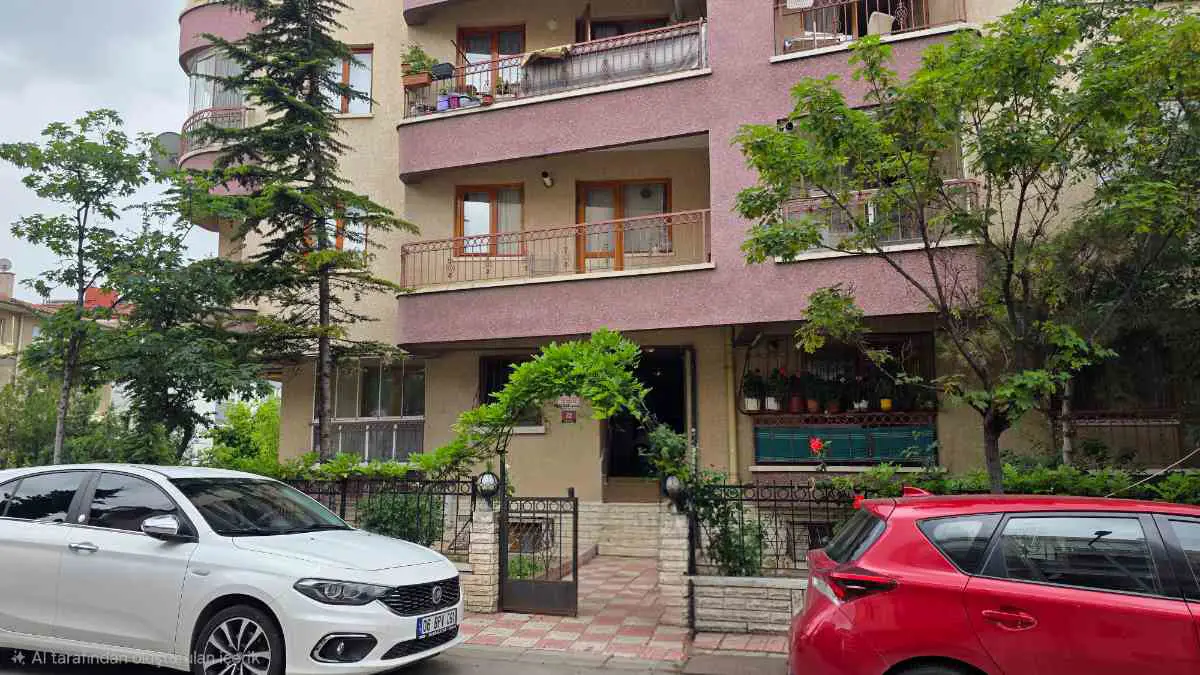 KOLEJ SAMUR SOKAKTA METROYA KIZILAYA ÜNIVERSITE VE HASTANELERE YAKIN BAKIMLI KİRALIK 2+1 DAIRE