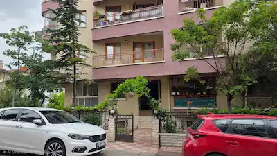 KOLEJ SAMUR SOKAKTA METROYA KIZILAYA ÜNIVERSITE VE HASTANELERE YAKIN BAKIMLI KİRALIK 2+1 DAIRE