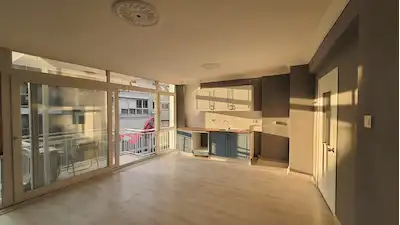 KARŞIYAKA ÇARŞI AKBANK SOKAĞINDA 2+1 İÇİ YAPILI DAİRE SATILIK 