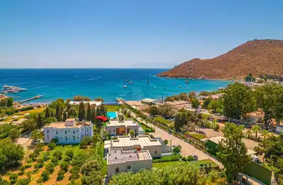 BODRUM AKYARLAR’DA GÜNEY CEPHE, 2021 YAPIMI EŞYALI 3+1 LÜKS VİLLA | 3 BANYO, ISI POMPASI