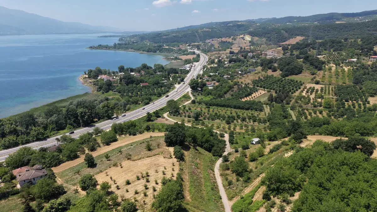 AŞAĞIDERE MAH. GÖL MANZARALI 1343 M² MUHTEŞEM ARAZİ RE/MAX MAVİ