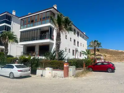 ÇOLAK İBRAHİM BEY MAHELLESİNDE BEYAZ EVLER SITESINDE  2+1  EŞYALI HAVUZLU KİRALIK DAİRE