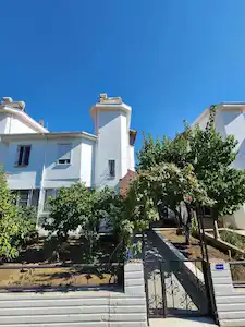 REMAX CİTY'DEN KÜÇÜKKUYU DENİZ KIZI SİTESİNDE FULL  EŞYALI 3+1 SATILIK VİLLA