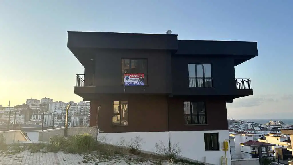 REMAX PARLA BARLAS GÜRLER'DEN YENİMAHALLEDE SATILIK SIFIR 1+1 DAİRE