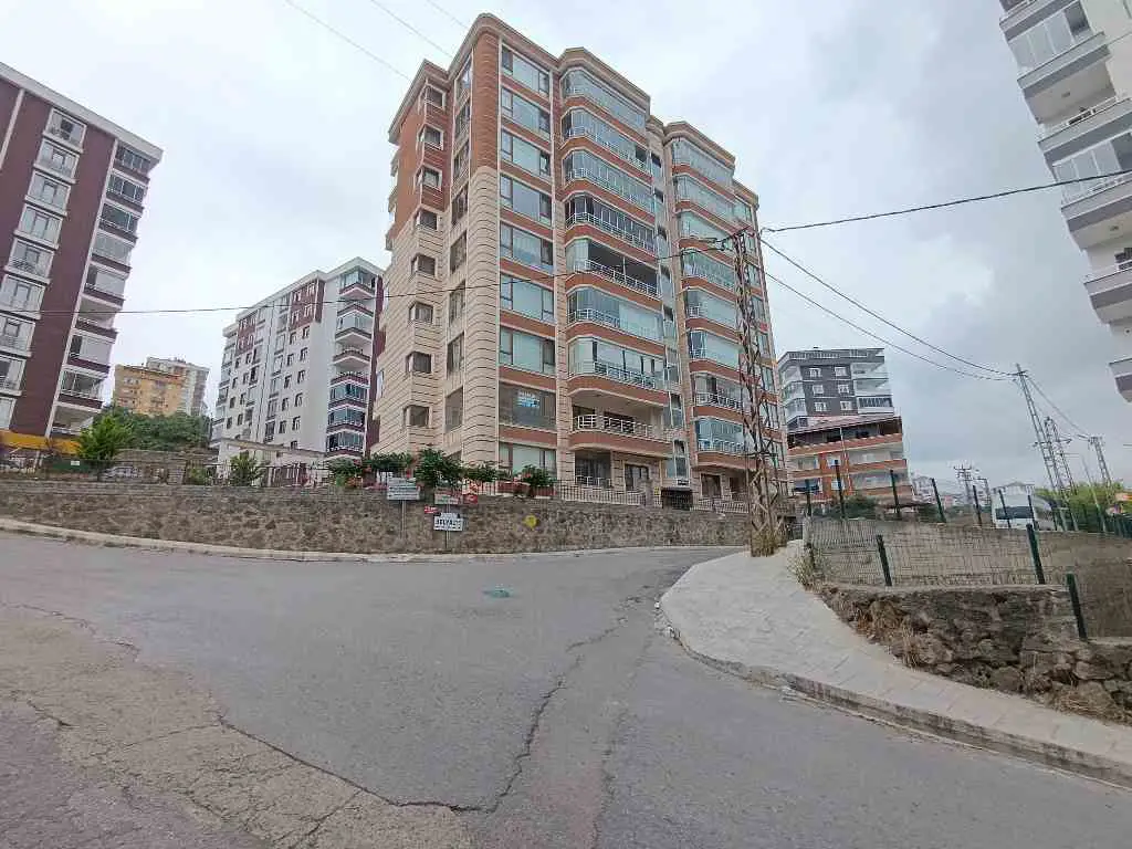 YOMRA SANCAK MAHALLESİNDE ANAYOLA 150METRE MESAFEDE ÖNÜ AÇIK FERAH 4+1