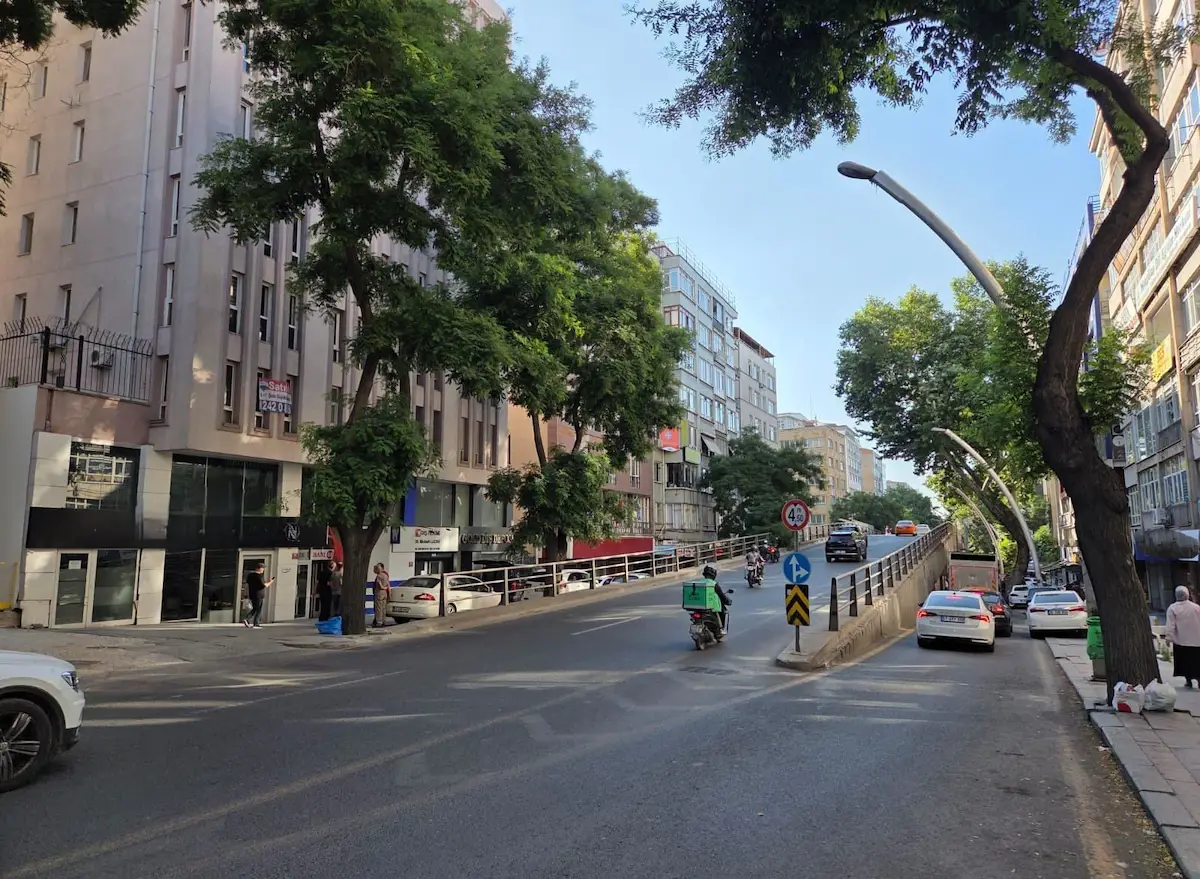 KIZILAY MİTHATPAŞA CADDE ÜZERİ 130 METREKARE 5+1 KİRALIK DAİRE