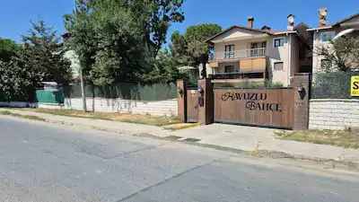 HAVUZLU BAHÇE SITESINDE EŞYALI 2+1 DAIRE