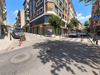 DARICA'NIN MERKEZİNDE CADDE CEPHELİ 250M² KİRALIK DÜKKAN