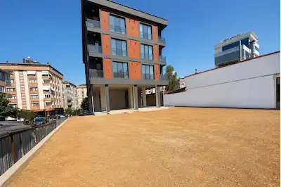 CADDE ÜZERİ 483 M² TABELA DEĞERİ YÜKSEK KURUMSAL KULLANIMA UYGUN