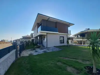 SEFERİHİSAR TEPECİK’TE SIFIR 3 KATLI 3+2 VİLLA | GENİŞ BAHÇE, 3 CEPHE