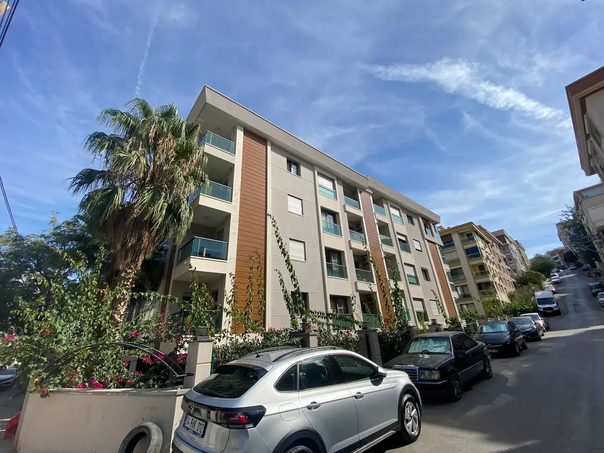 DENİZMEN'DE GENÇ BİNADA ARA KAT EŞYALI ASANSÖRLÜ DAİRE