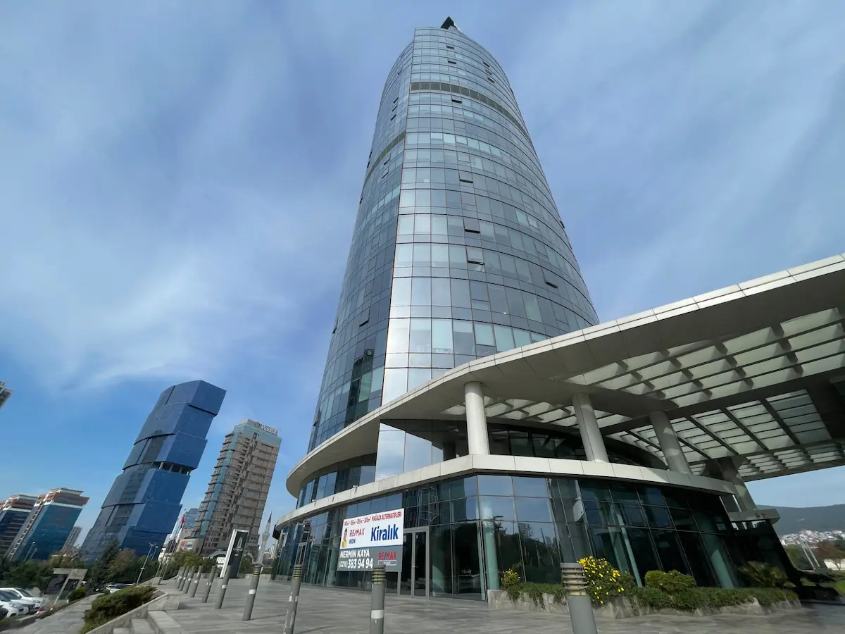 NK KARTAL KURİŞ KULE'DE 3.KAT E-5 CEPHELİ 111M² SATILIK OFİS