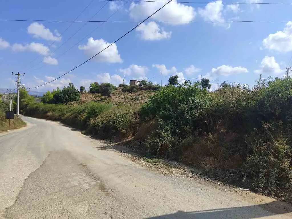 AKSAZ'DA SATILIK 1300 M2 HİSSELİ TARLA