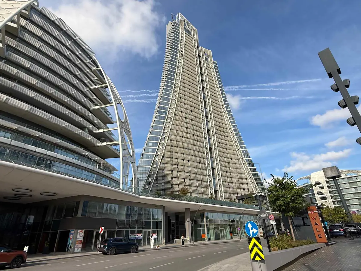 SARPHAN FİNANS PARK'TA GENİŞ BALKONLU BOŞ SATILIK 3+1 DAİRE